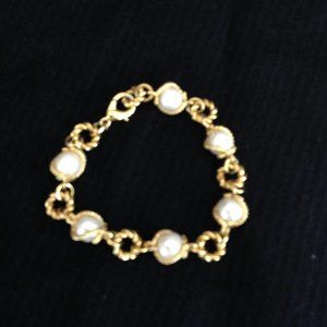 7.5" Pearl & Goldtone Bracelet